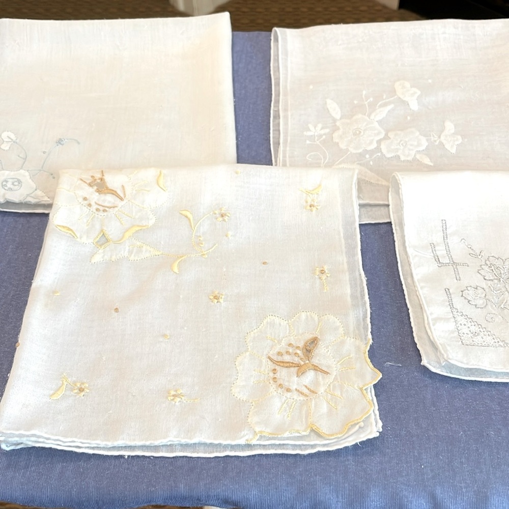 4 VTG Handkerchiefs freshly washed and bleached. Floral. Embroidered. Lace.